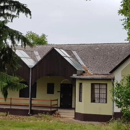 Domus Vendeghaz Guest house